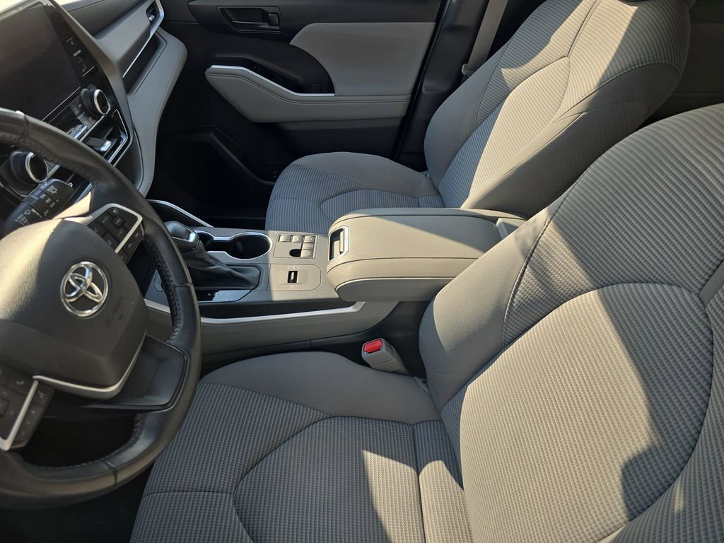 Used 2023 Toyota Highlander LE FWD image 17