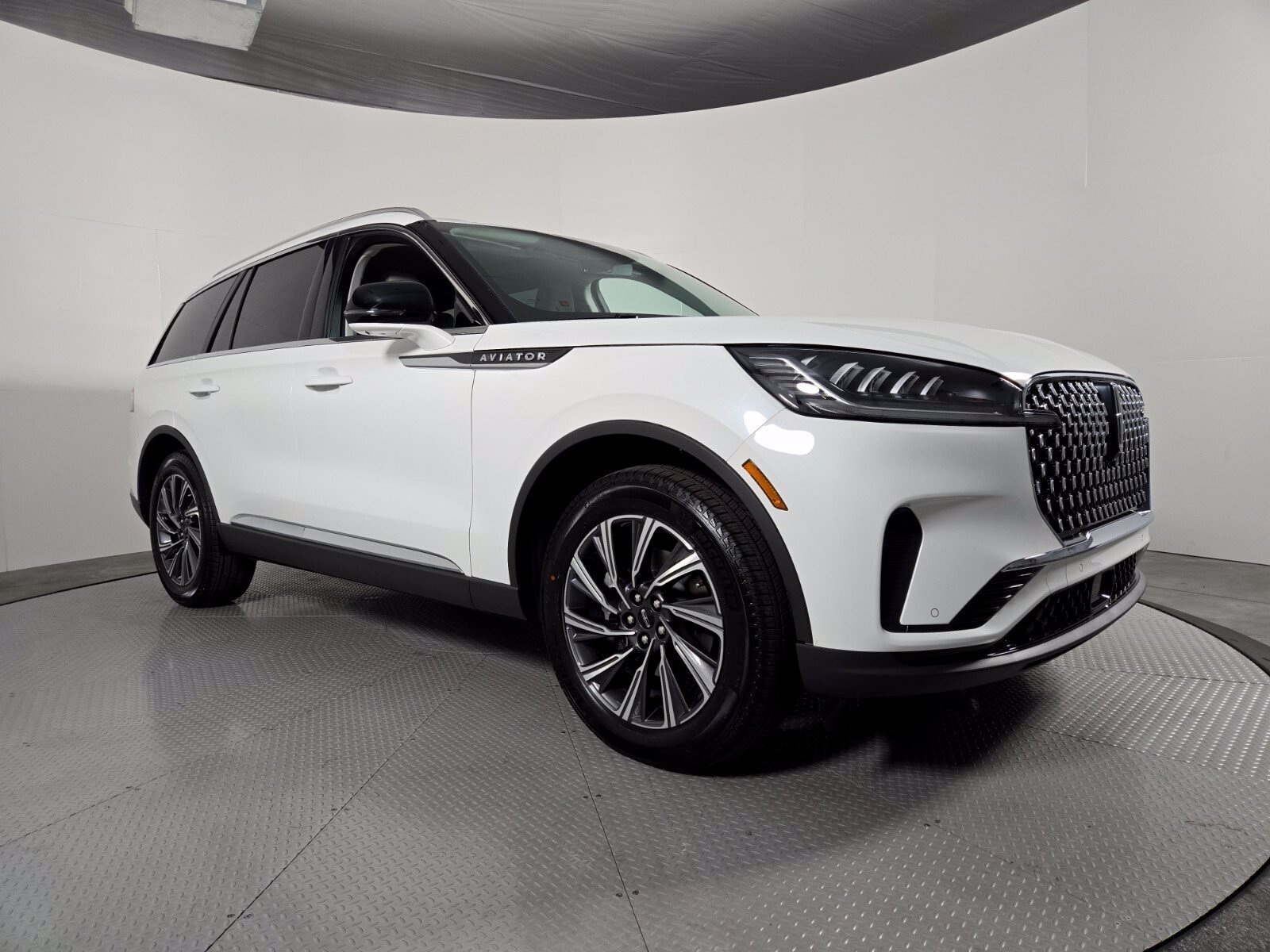 New 2027 Lincoln Aviator AWD image 2