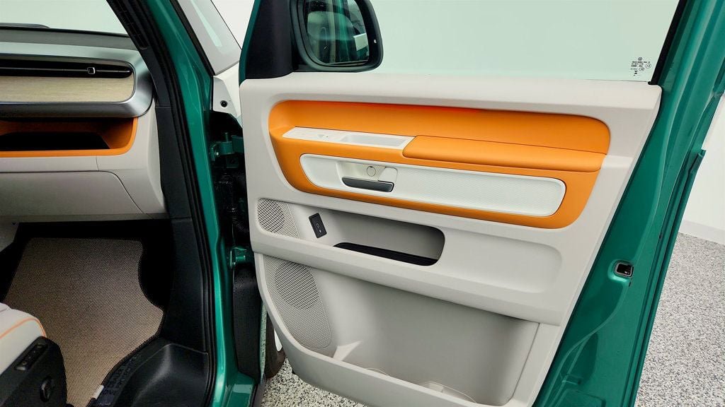 Used 2025 Volkswagen ID. Buzz 1st Edition RWD image 32