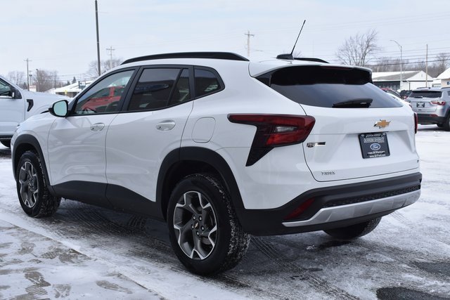 Used 2025 Chevrolet Trax LT w/ LT Convenience Package image 10