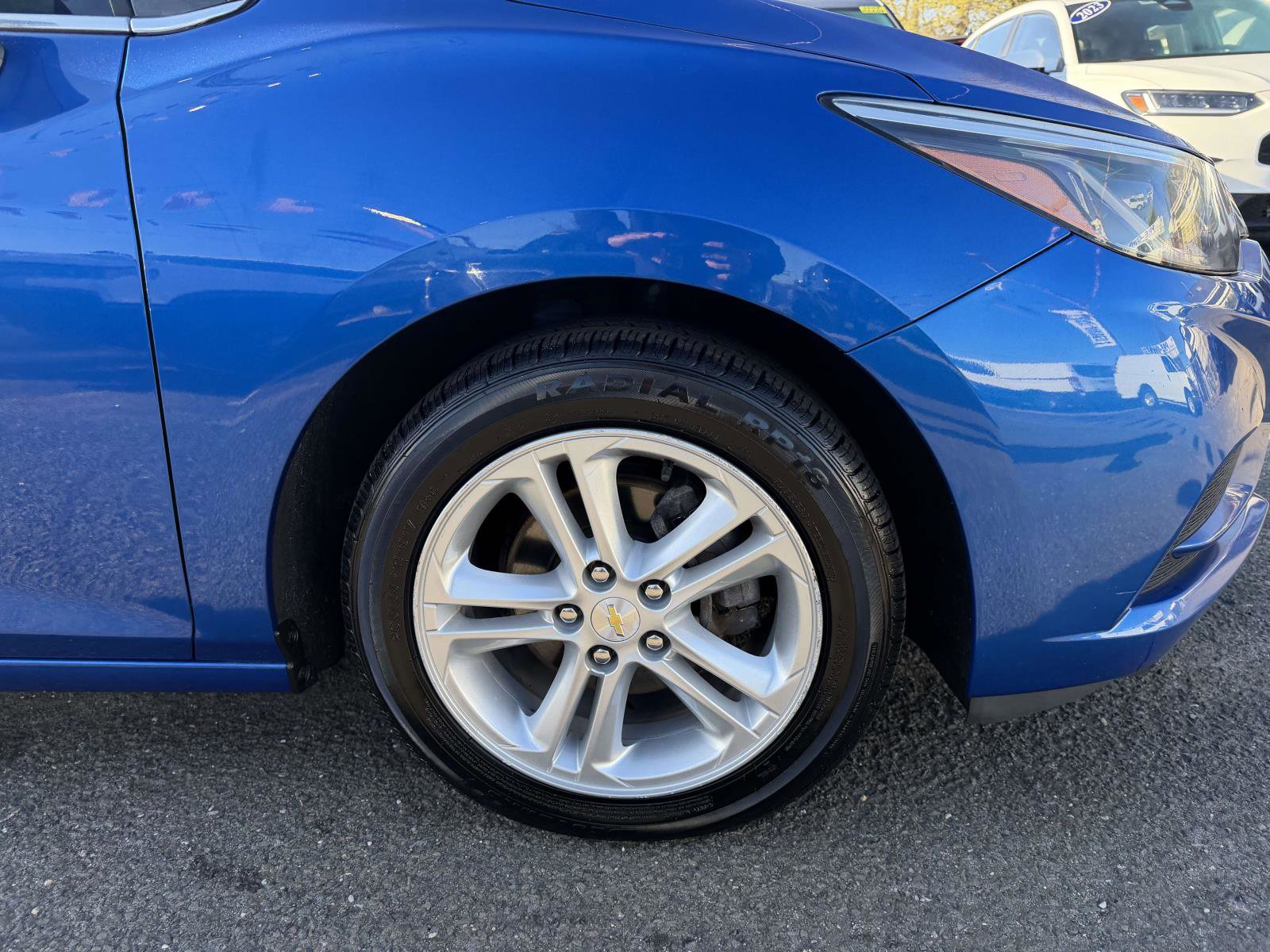 Used 2018 Chevrolet Cruze LT w/ Sun And Sound Package FWD image 6