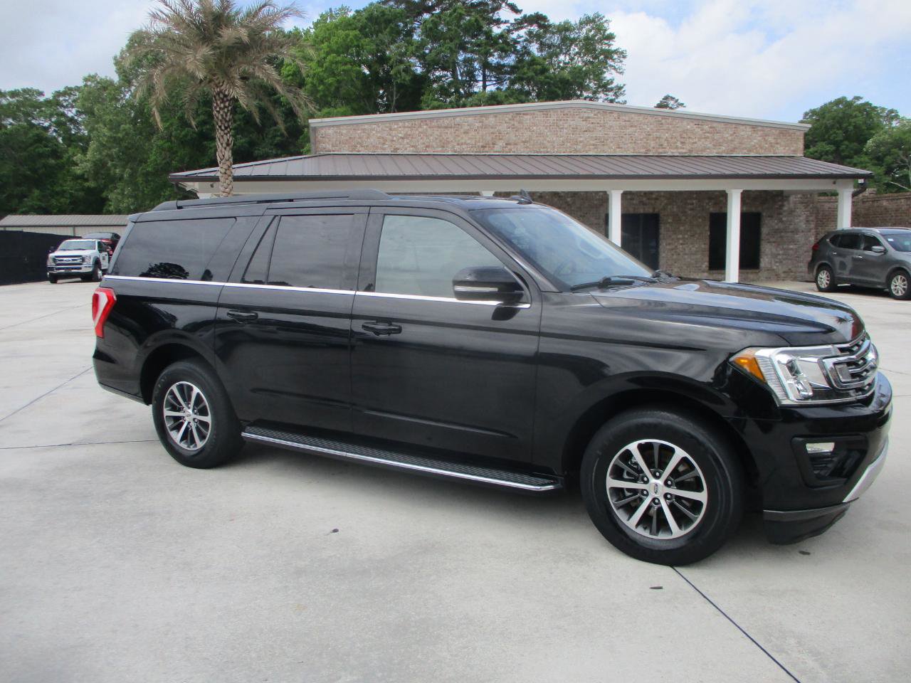Used 2018 Ford Expedition Max XLT w/ Equipment Group 202A RWD image 2