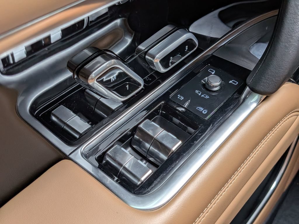Certified 2025 Land Rover Range Rover SE AWD/4WD image 27