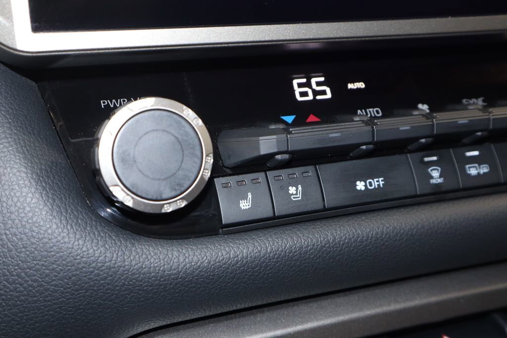 Used 2024 Toyota Tundra Limited AWD/4WD image 6
