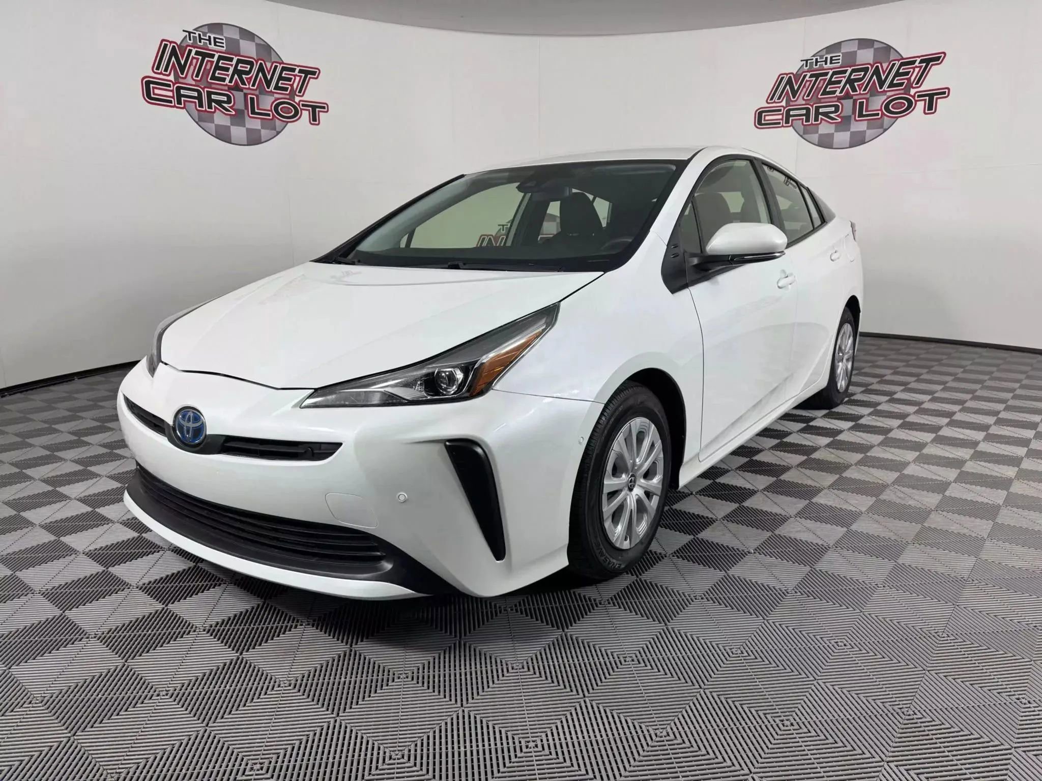 Used 2022 Toyota Prius LE FWD image 1
