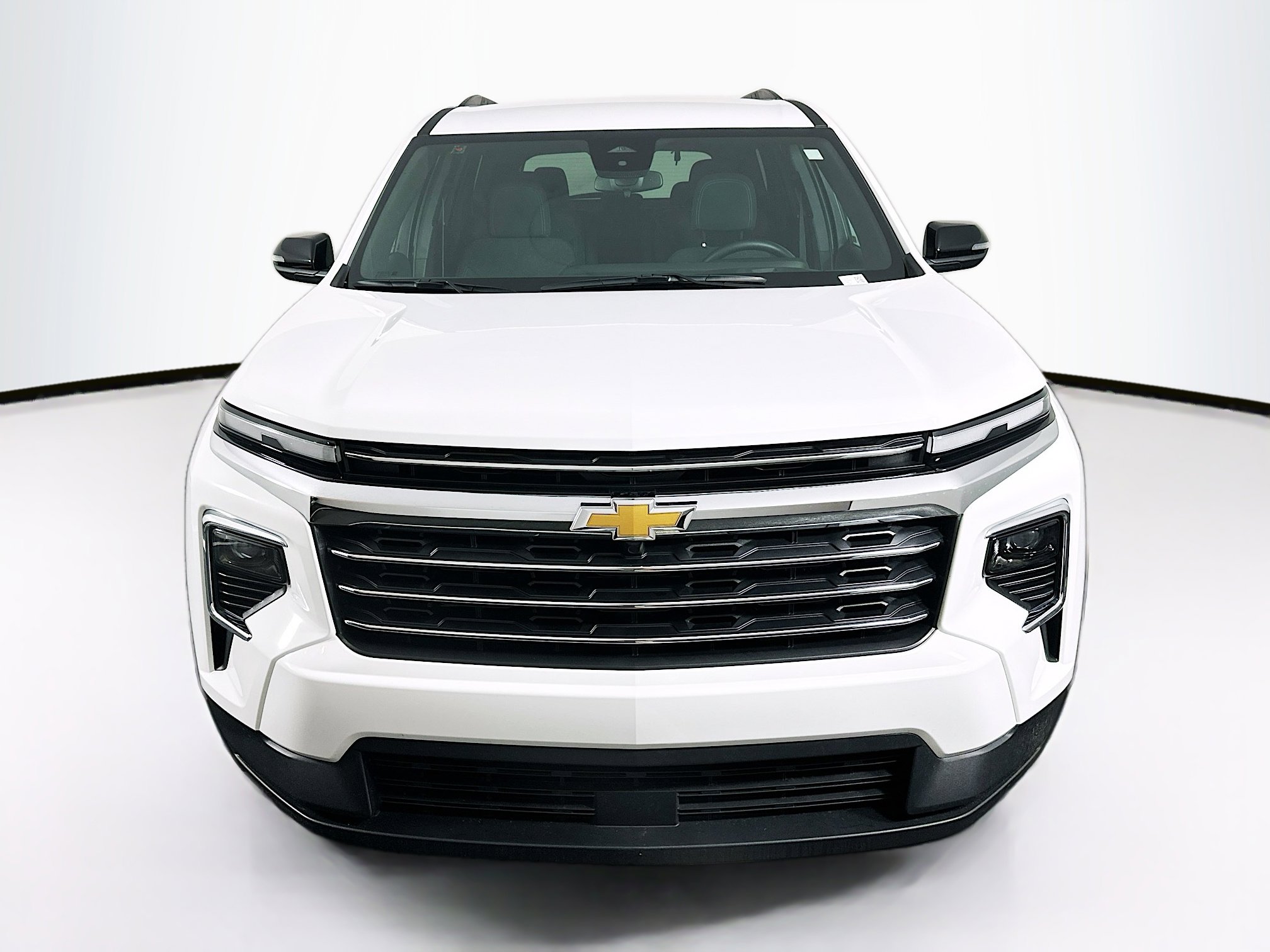 Used 2025 Chevrolet Traverse LT image 2