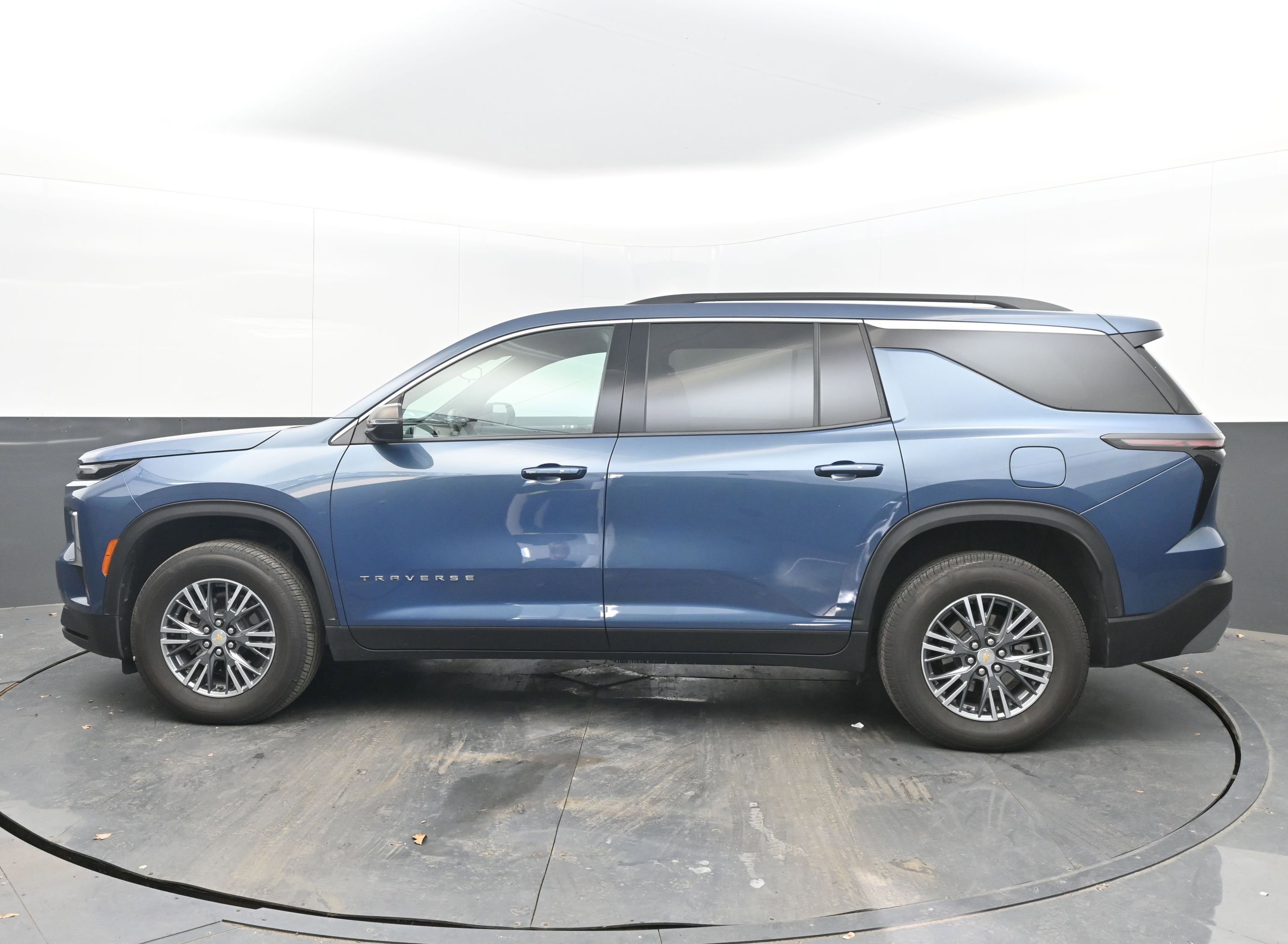 Used 2025 Chevrolet Traverse LT image 7