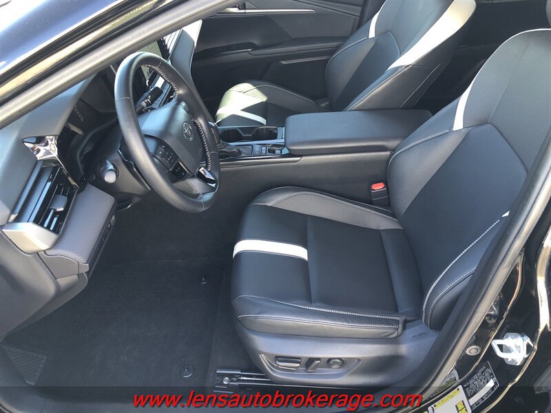 Used 2025 Toyota Camry SE w/ Convenience Package FWD image 11