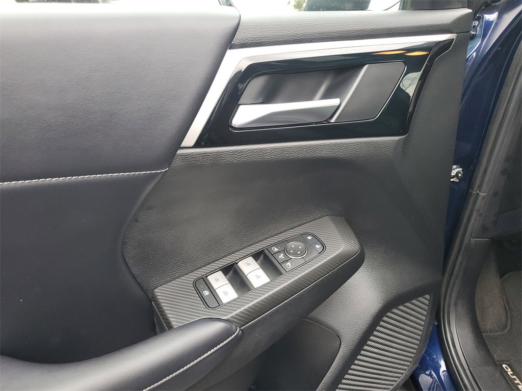 Used 2023 Mitsubishi Outlander SE image 19