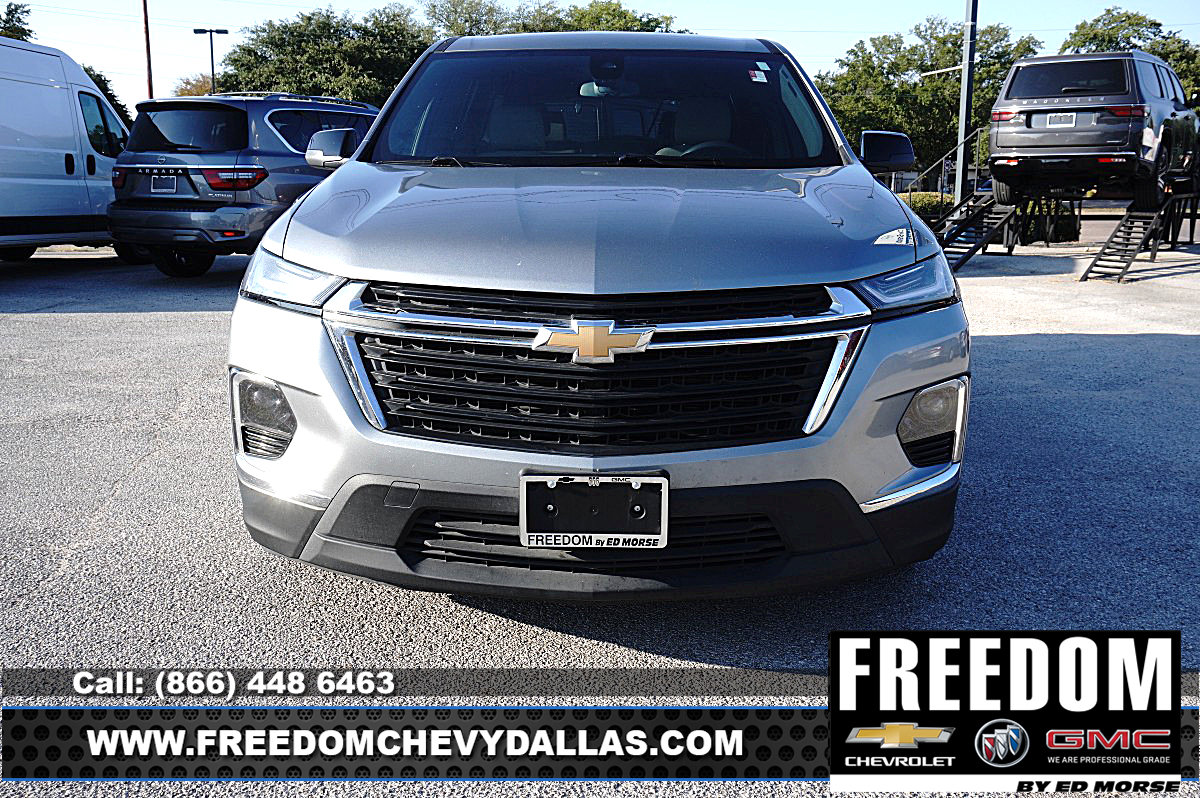 Used 2023 Chevrolet Traverse LS FWD image 2