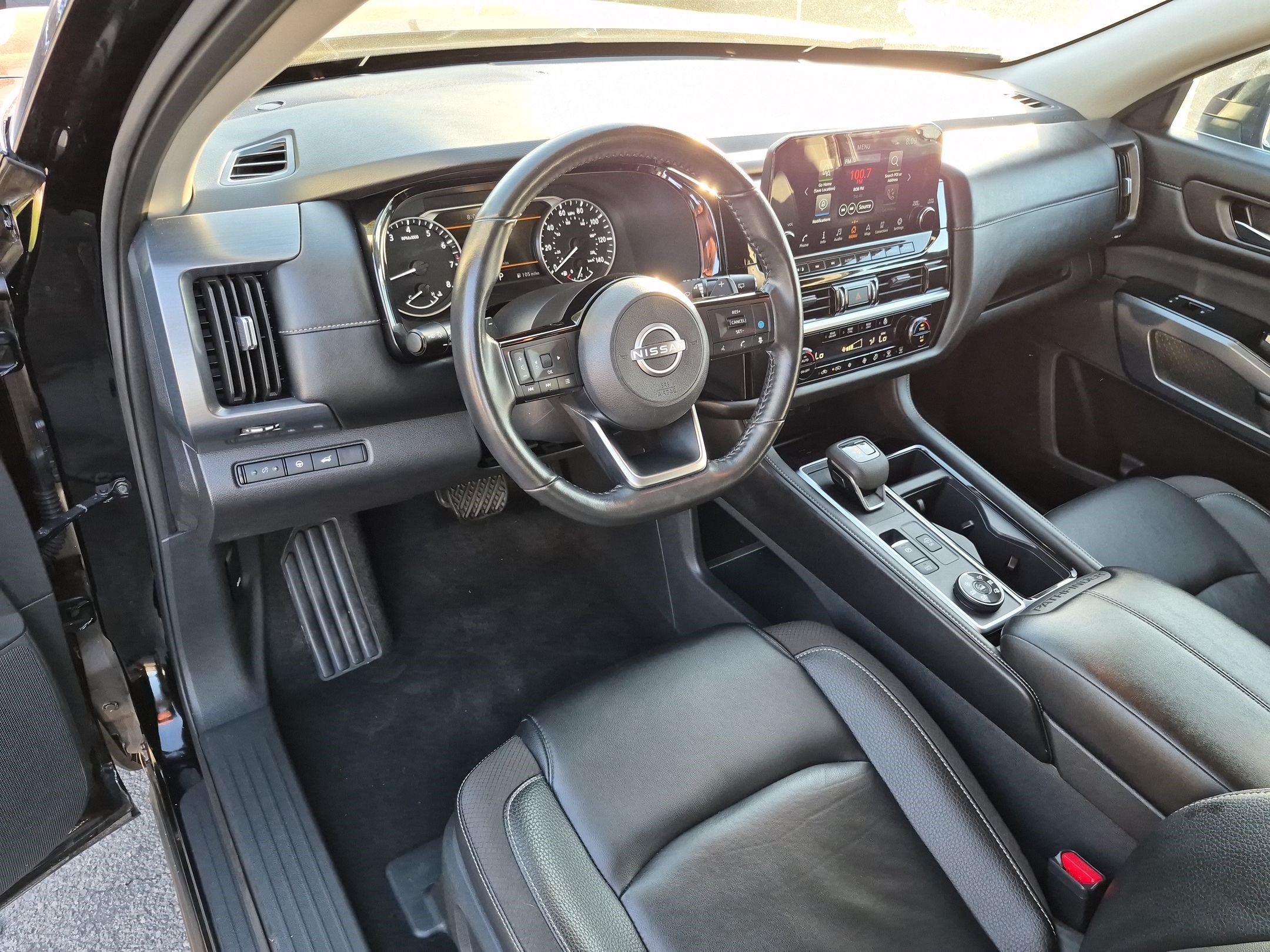Used 2025 Nissan Pathfinder SL AWD/4WD image 17