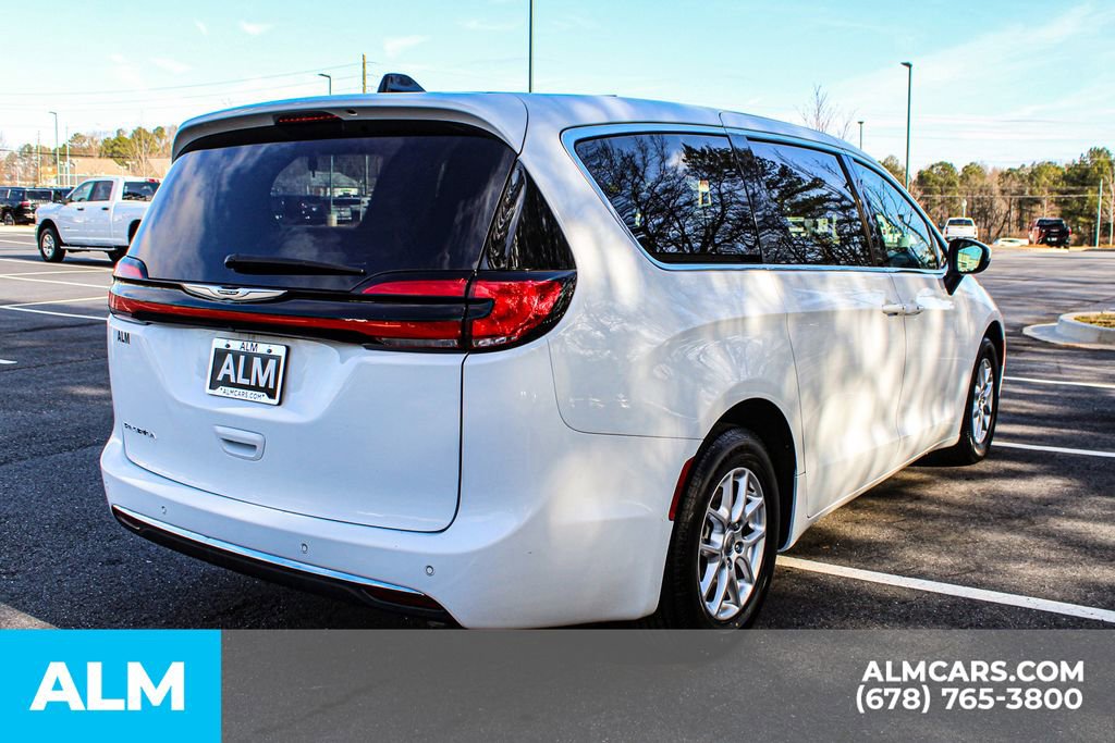 Used 2023 Chrysler Pacifica Touring-L image 6