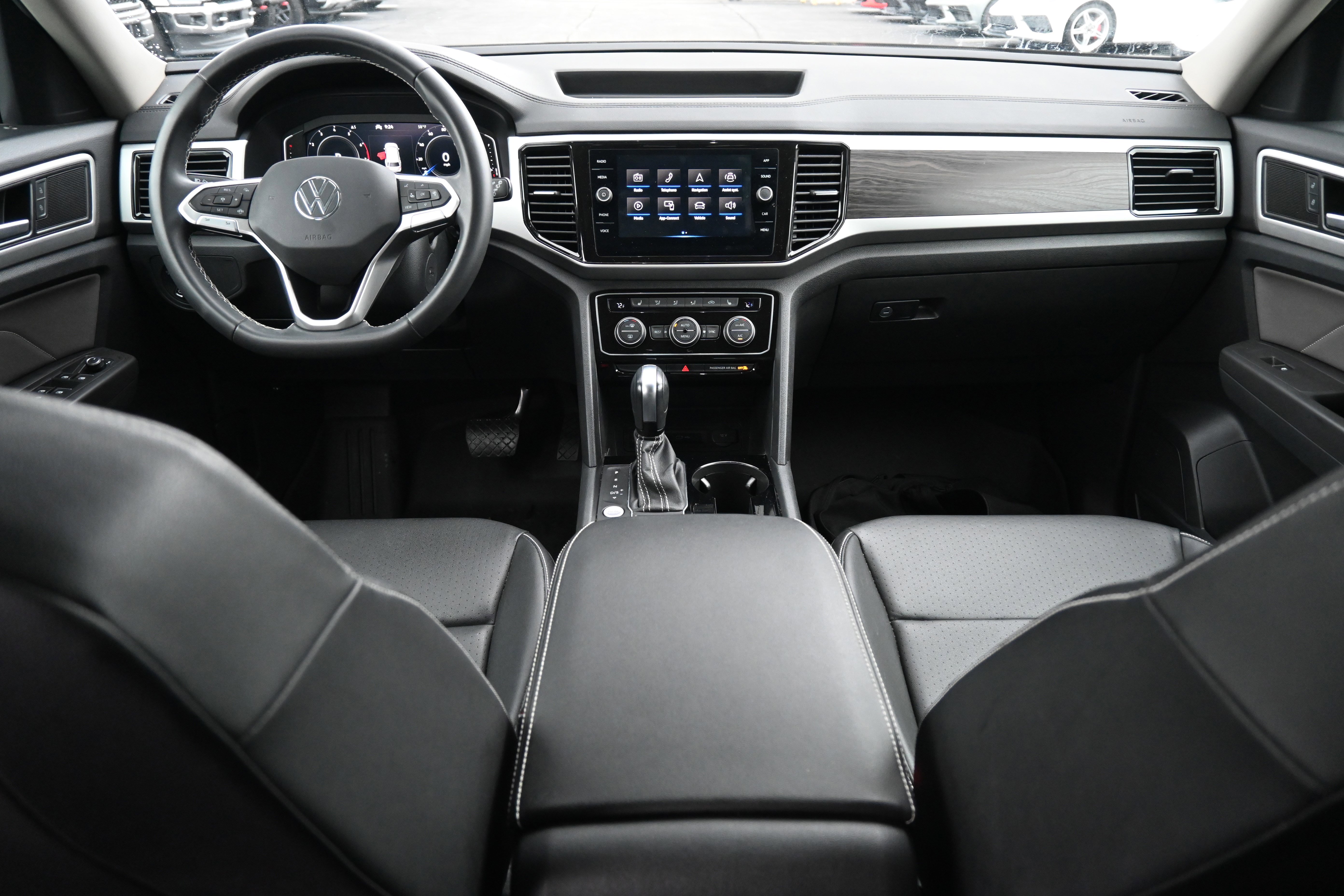 Used 2023 Volkswagen Atlas SE w/ Black Wheel Package image 3