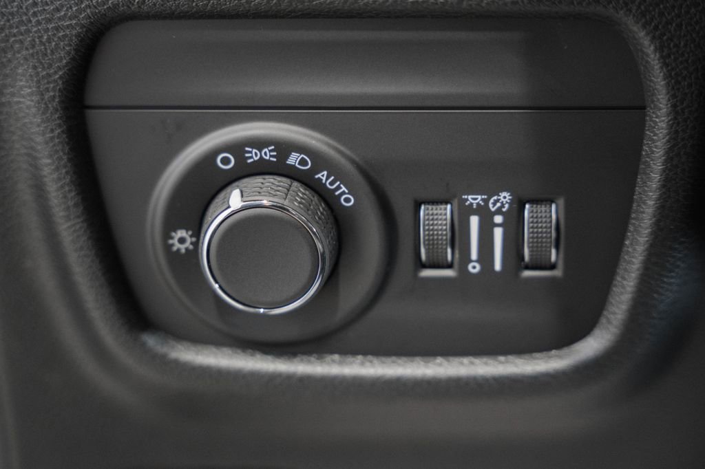 New 2025 Jeep Grand Cherokee Altitude image 39