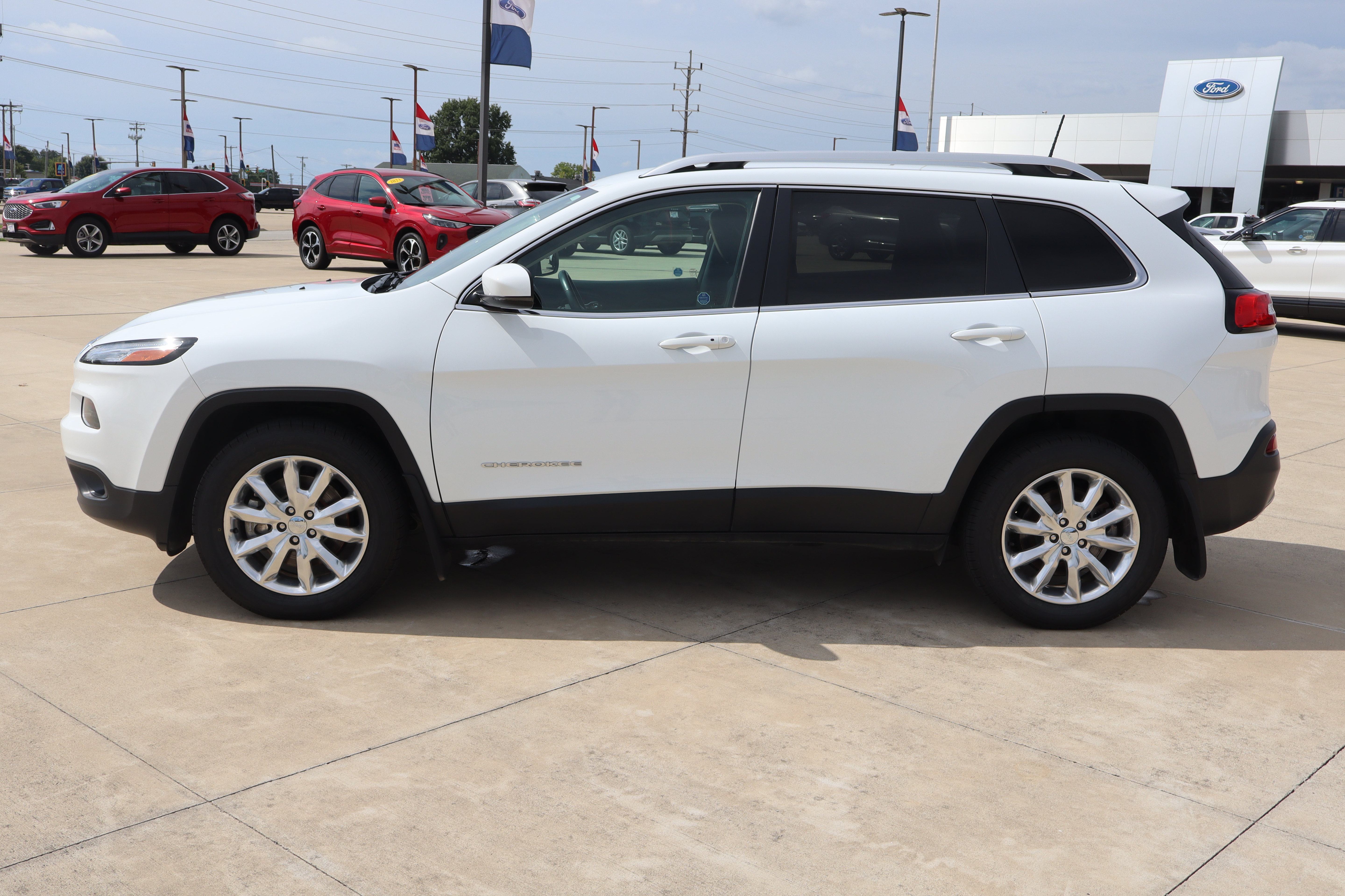 Used 2017 Jeep Cherokee Limited w/ Luxury Group AWD/4WD image 8