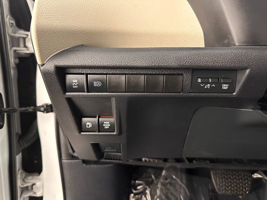 Used 2024 Toyota Sienna Limited FWD image 39