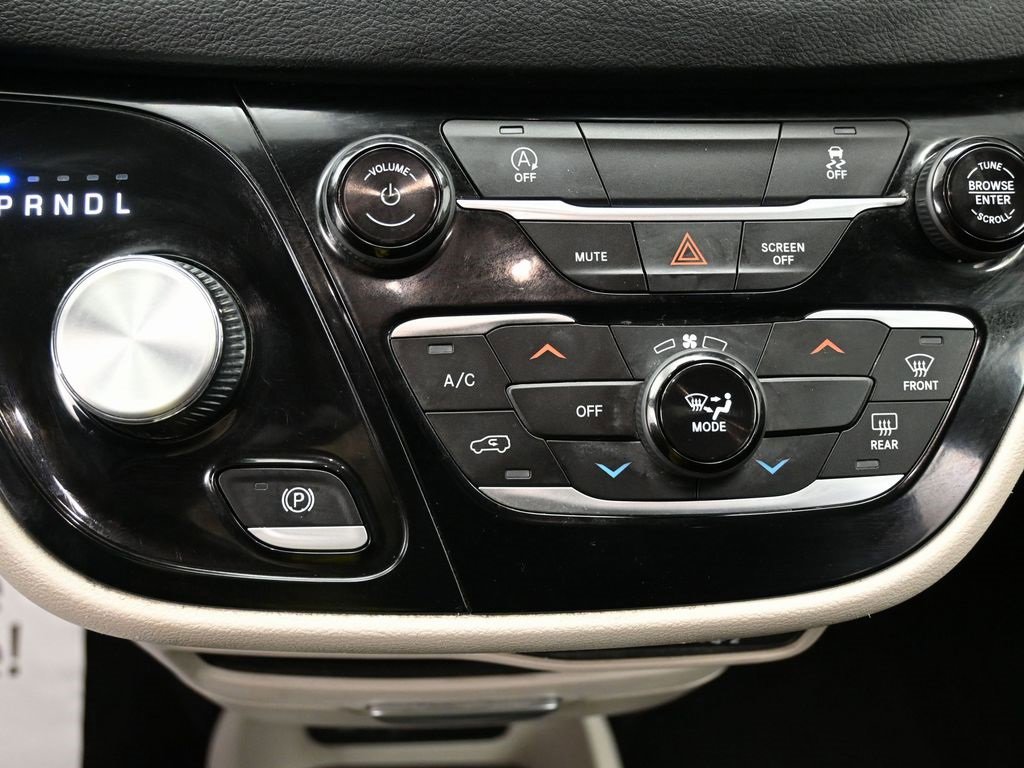 Used 2023 Chrysler Voyager LX image 28