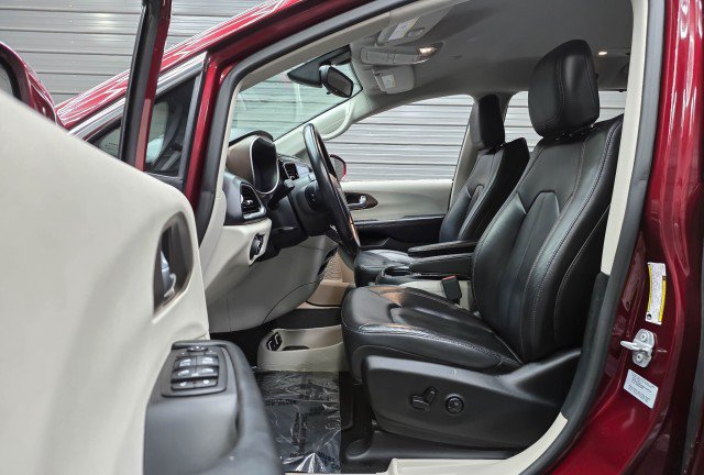 Used 2017 Chrysler Pacifica Touring-L FWD image 16
