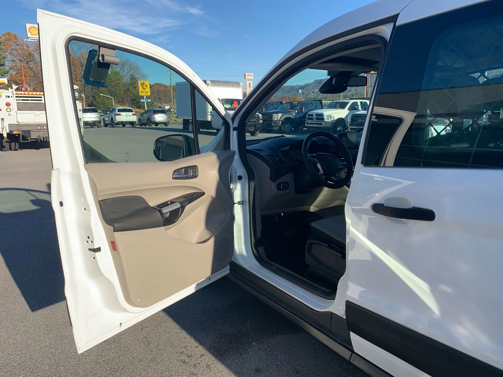 Used 2019 Ford Transit Connect XLT image 7