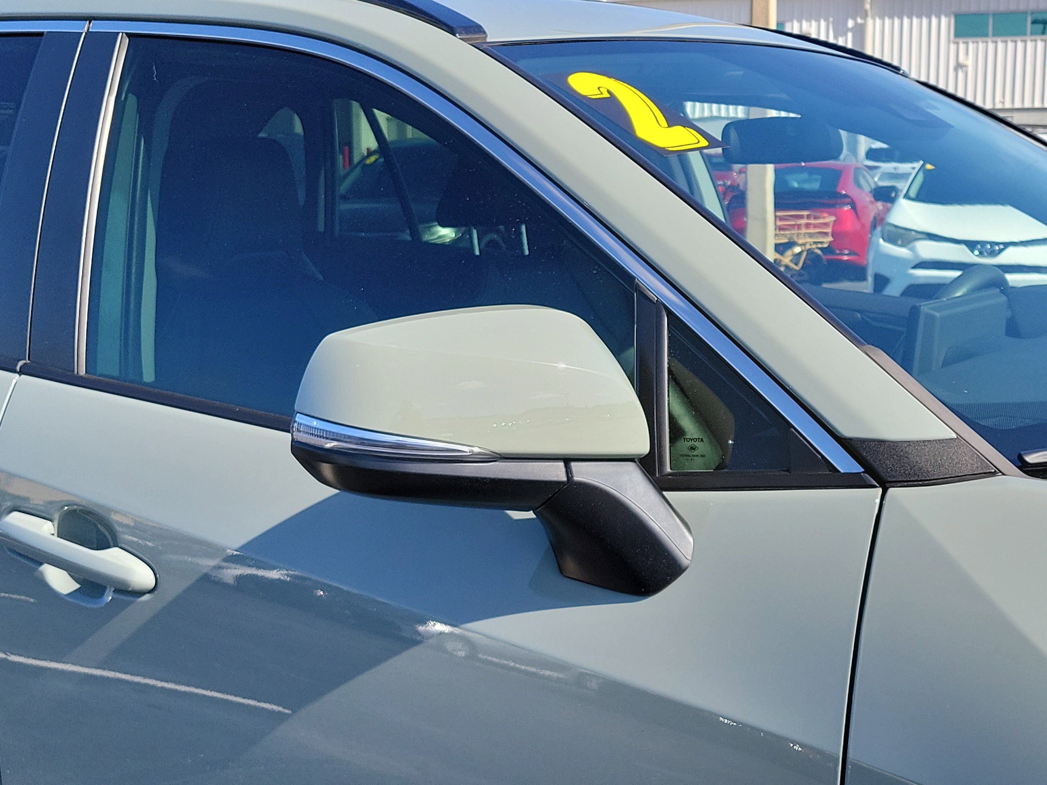 Used 2022 Toyota RAV4 XLE Premium image 9