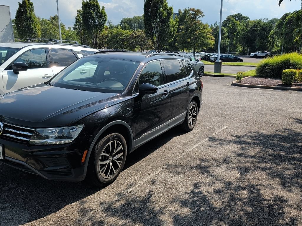 Used 2021 Volkswagen Tiguan SE w/ Panoramic Sunroof Package FWD image 2