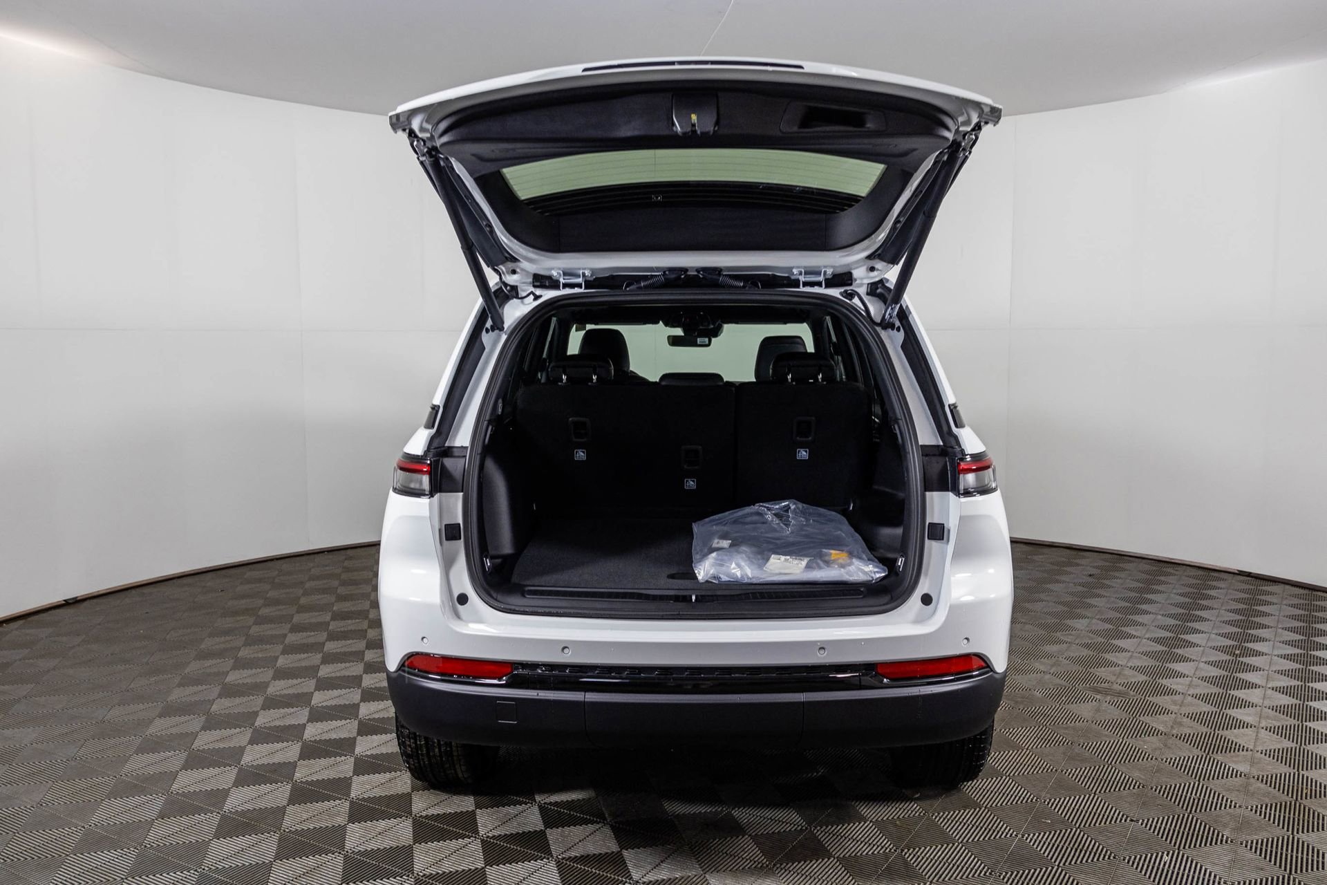 New 2025 Jeep Grand Cherokee Altitude image 34