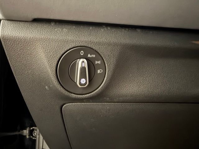 Used 2025 Volkswagen Jetta SE FWD image 34
