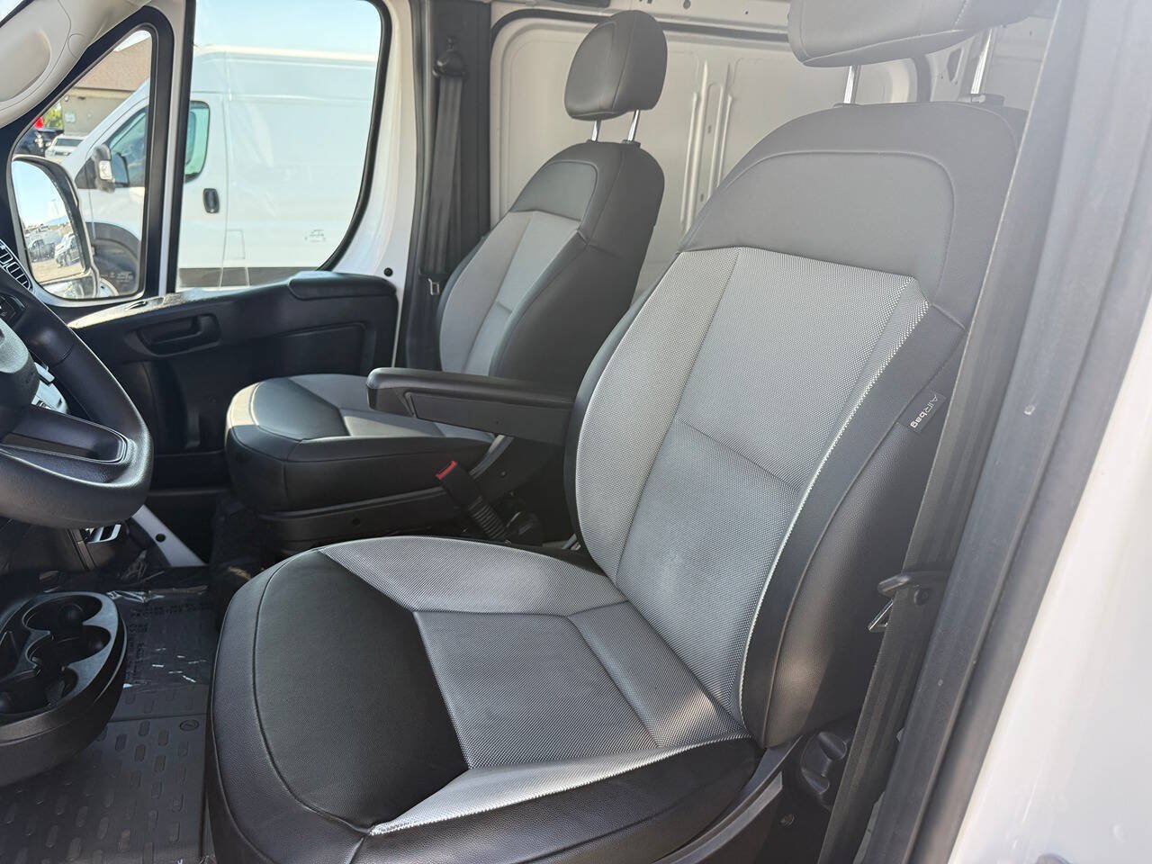 Used 2025 RAM ProMaster 2500 w/ Convenience Group FWD image 15
