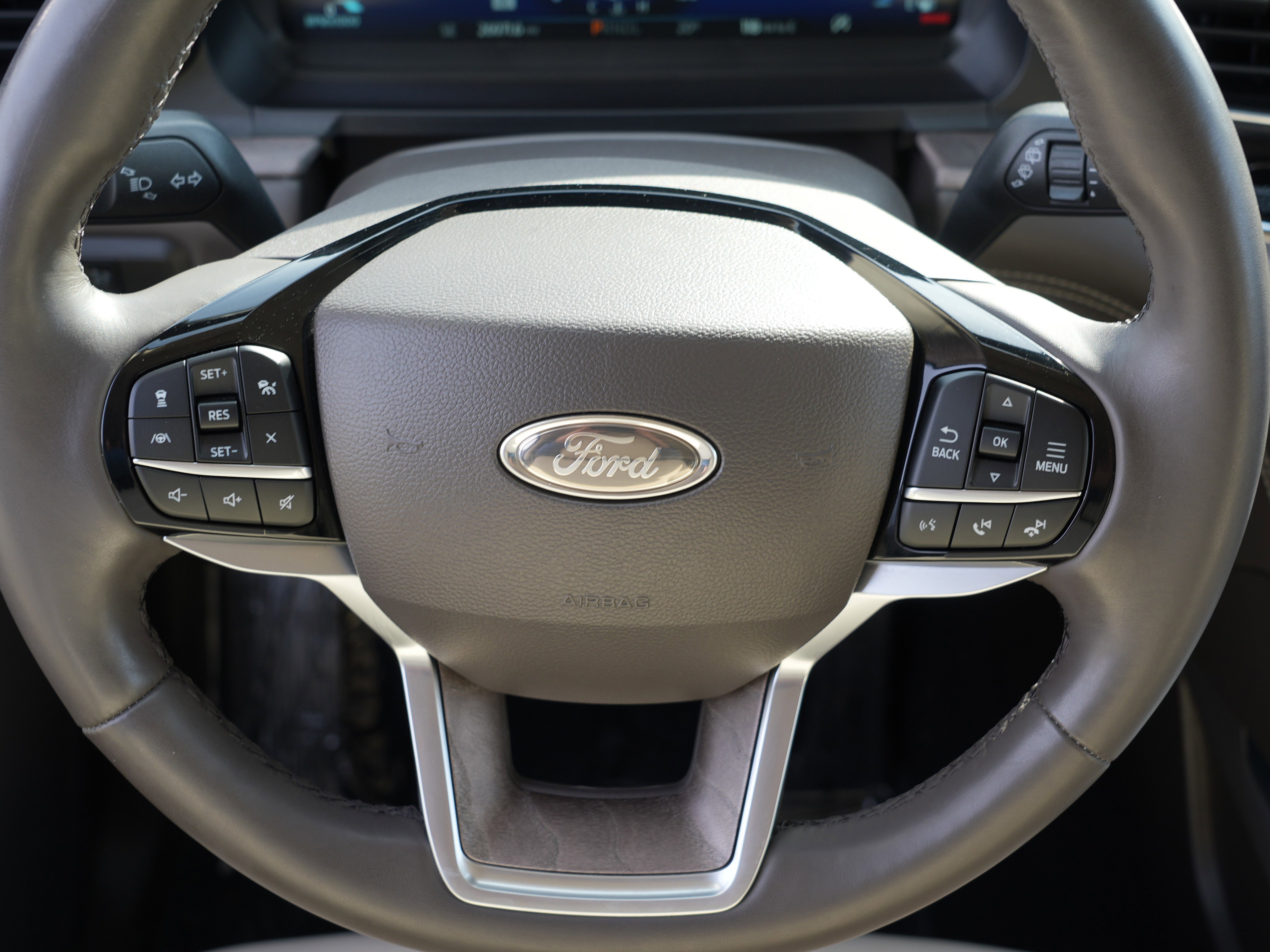 Used 2023 Ford Explorer Platinum w/ Class IV Trailer Tow Package image 29
