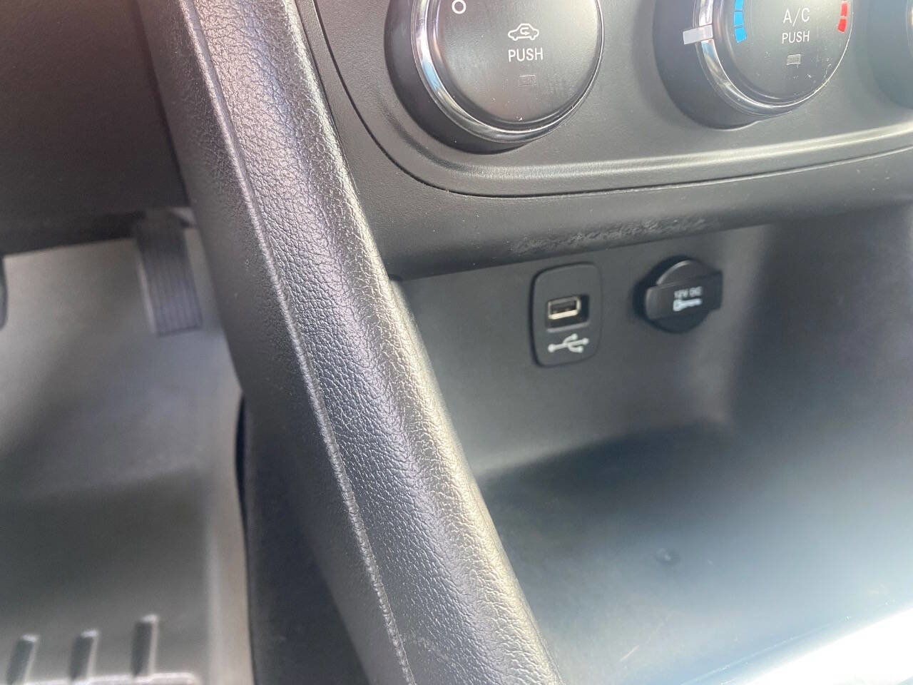 Used 2013 Dodge Avenger SE FWD image 13