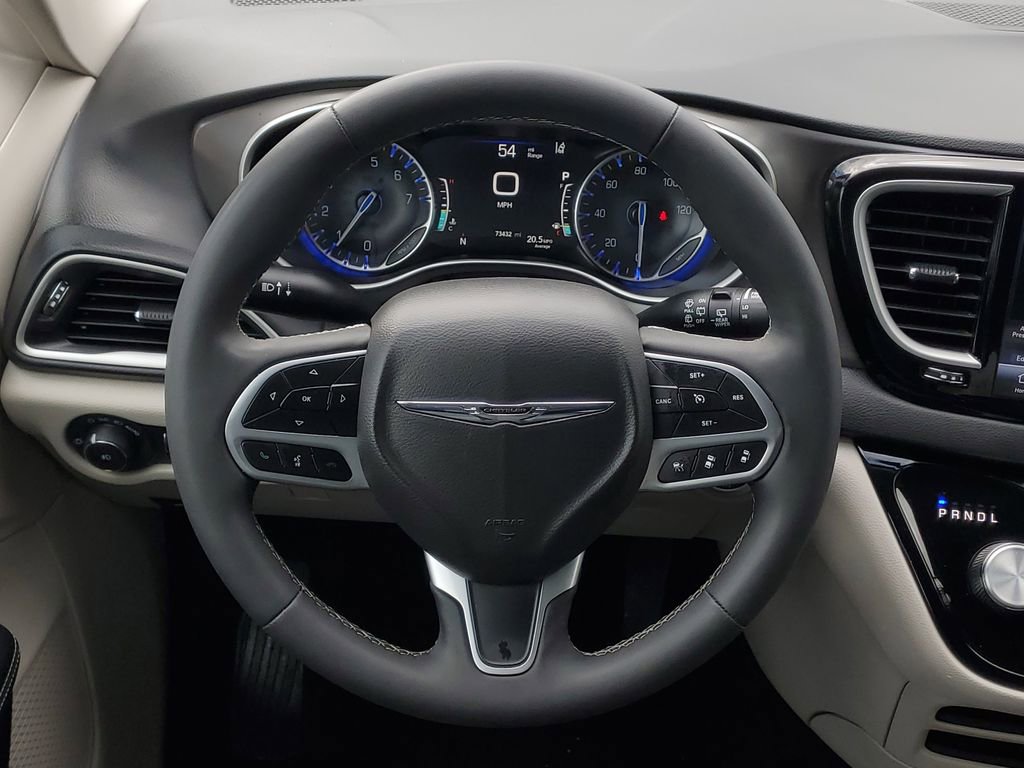 Used 2024 Chrysler Pacifica Touring-L image 26
