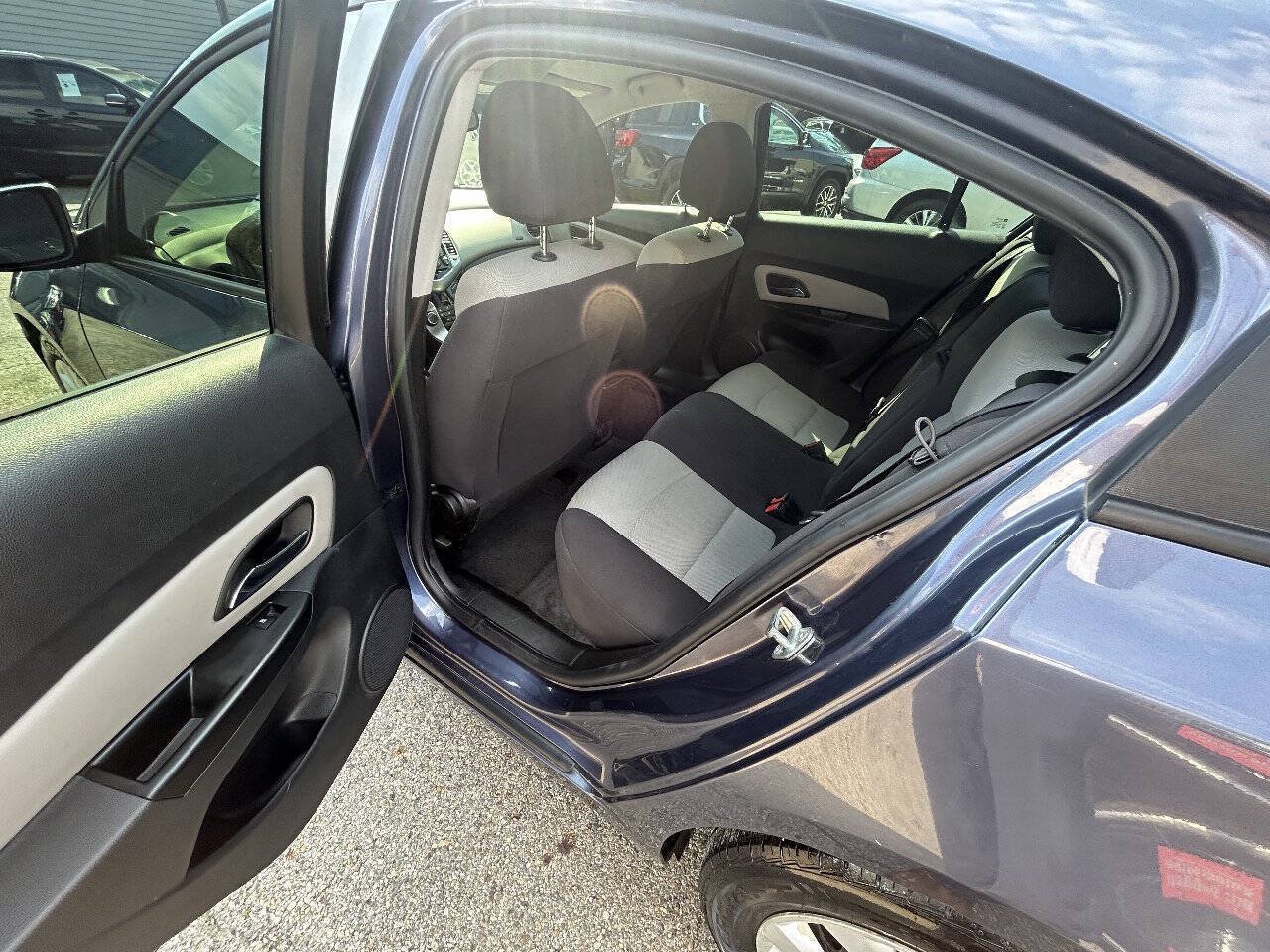 Used 2013 Chevrolet Cruze LS FWD image 7