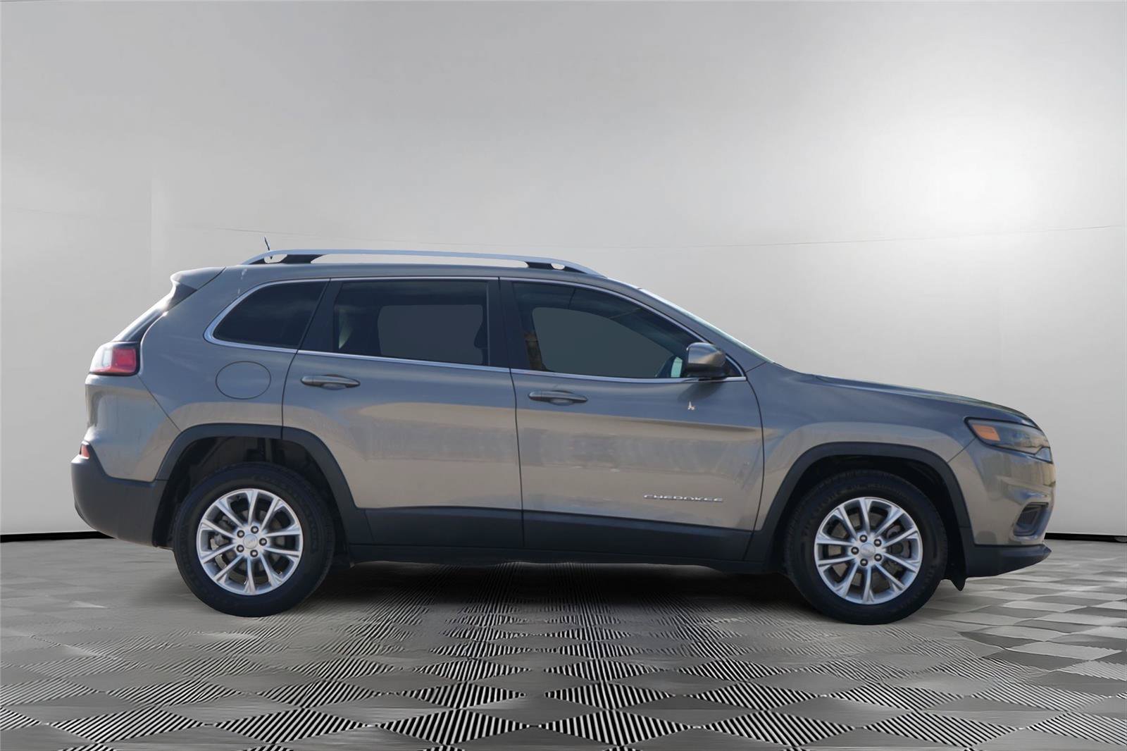 Used 2019 Jeep Cherokee Latitude w/ Popular Appearance Group FWD image 4