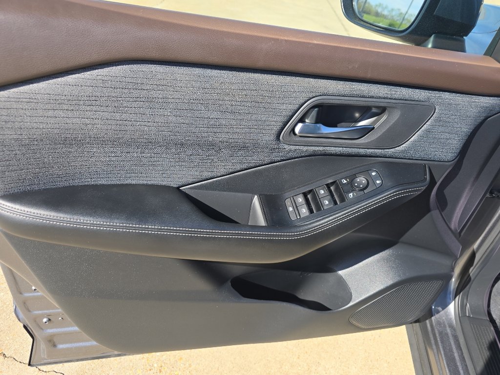 Used 2023 Nissan Rogue SV FWD image 18