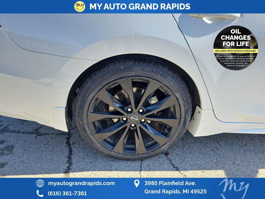 Used 2023 Nissan Maxima SR w/ Sport Mat Group image 32