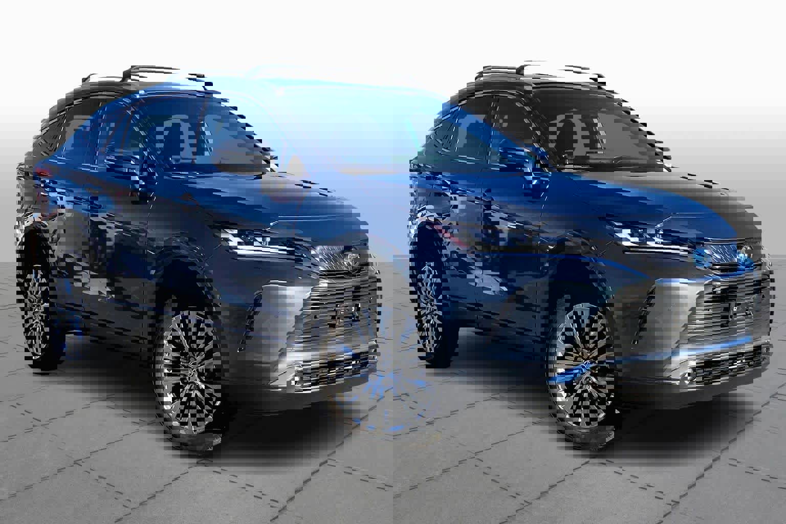 Used 2023 Toyota Venza XLE image 2