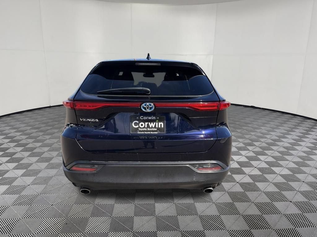 Used 2023 Toyota Venza LE AWD/4WD image 5