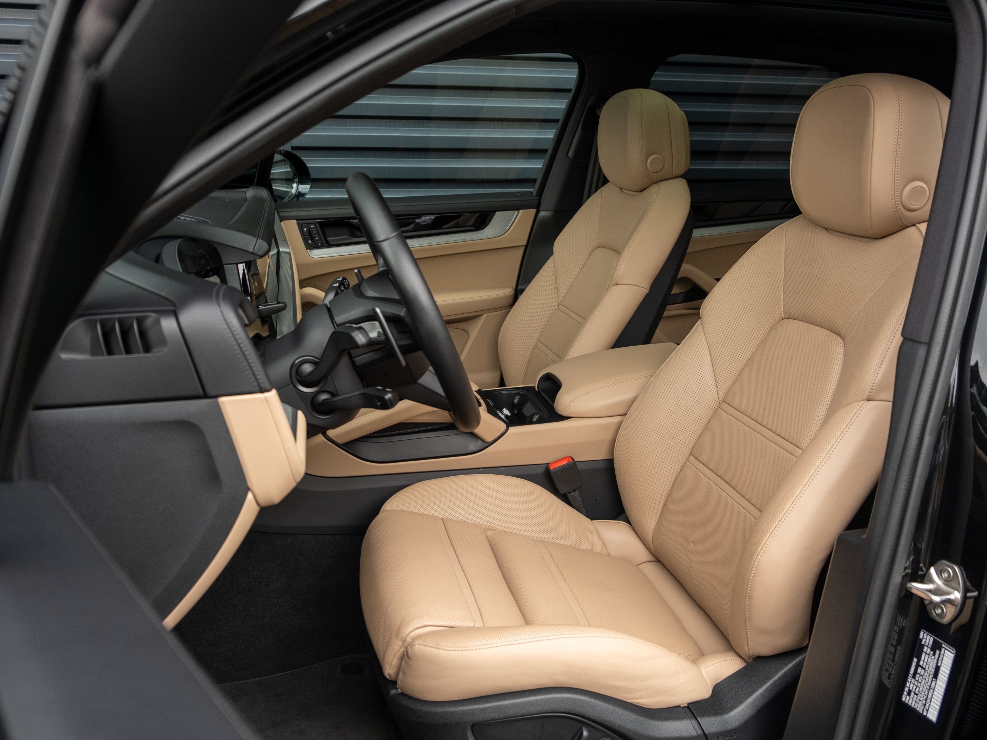 Certified 2024 Porsche Cayenne AWD/4WD image 5