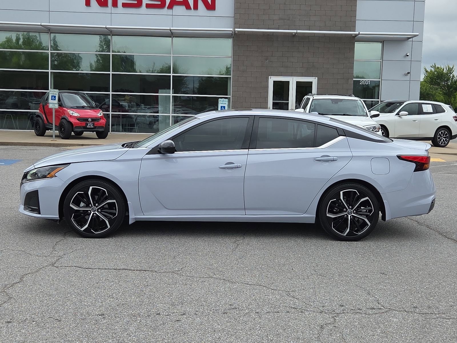 Used 2024 Nissan Altima 2.5 SR w/ SR Premium Package FWD image 3