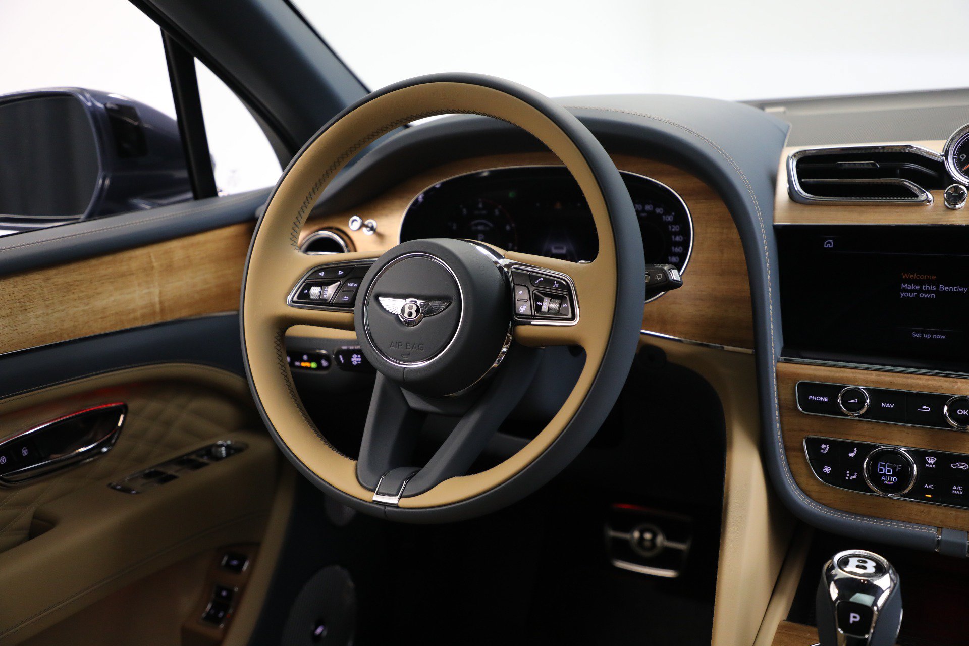 Certified 2025 Bentley Bentayga Extended Wheelbase AWD/4WD image 36