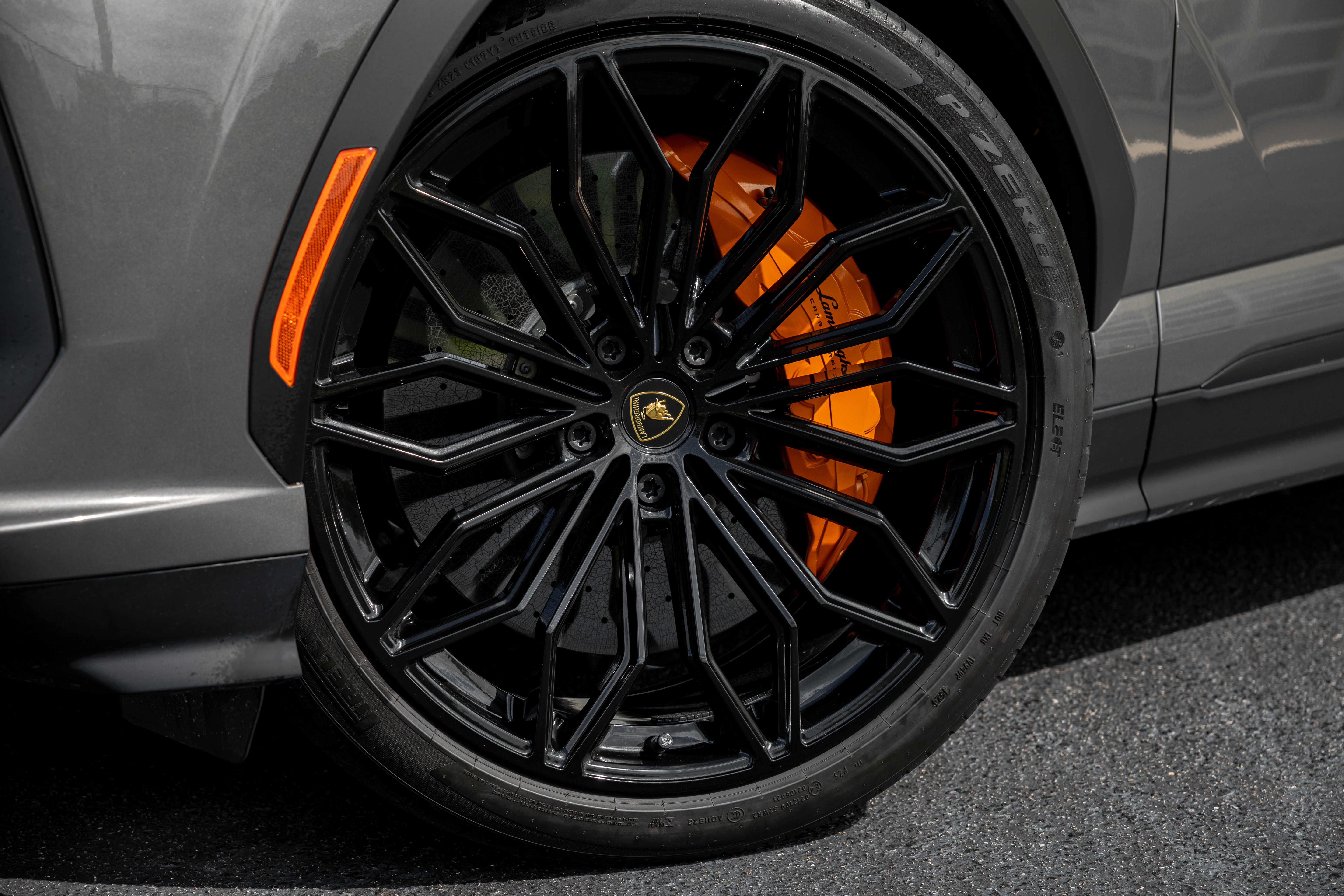 Used 2025 Lamborghini Urus Performante AWD/4WD image 2
