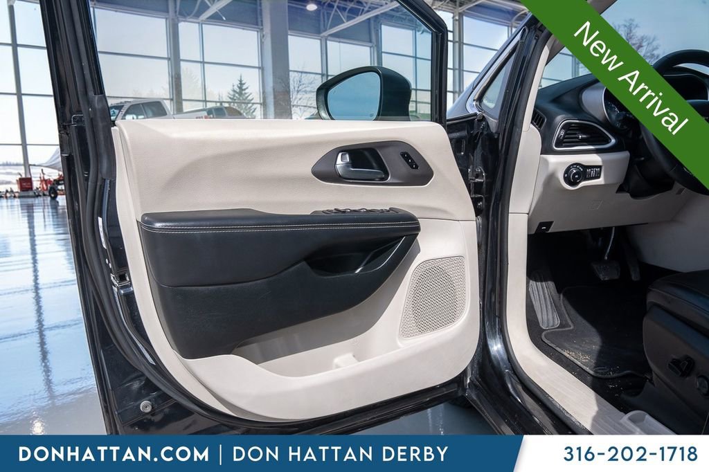 Used 2023 Chrysler Pacifica Touring-L FWD image 13