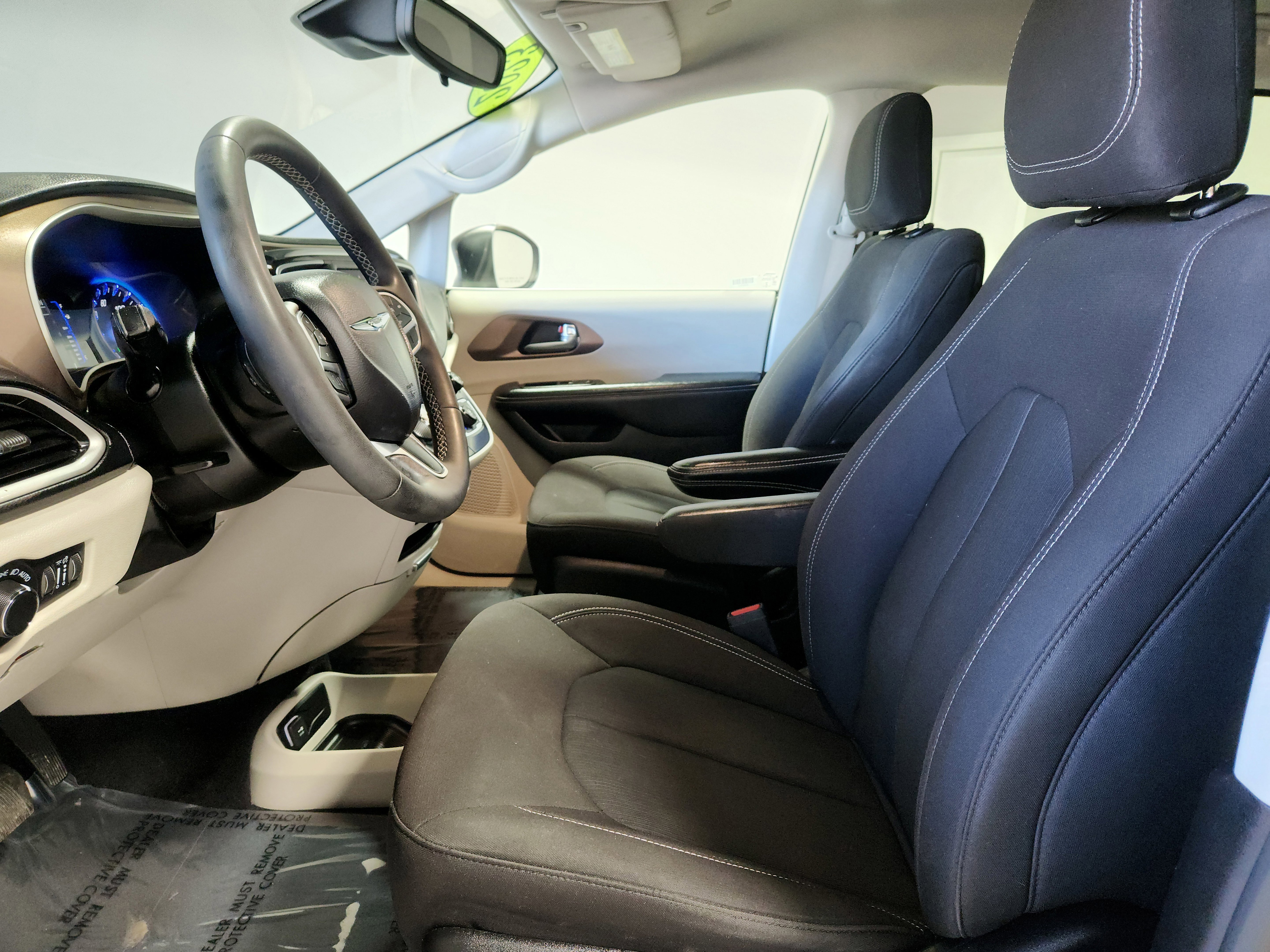 Used 2023 Chrysler Voyager LX FWD image 11