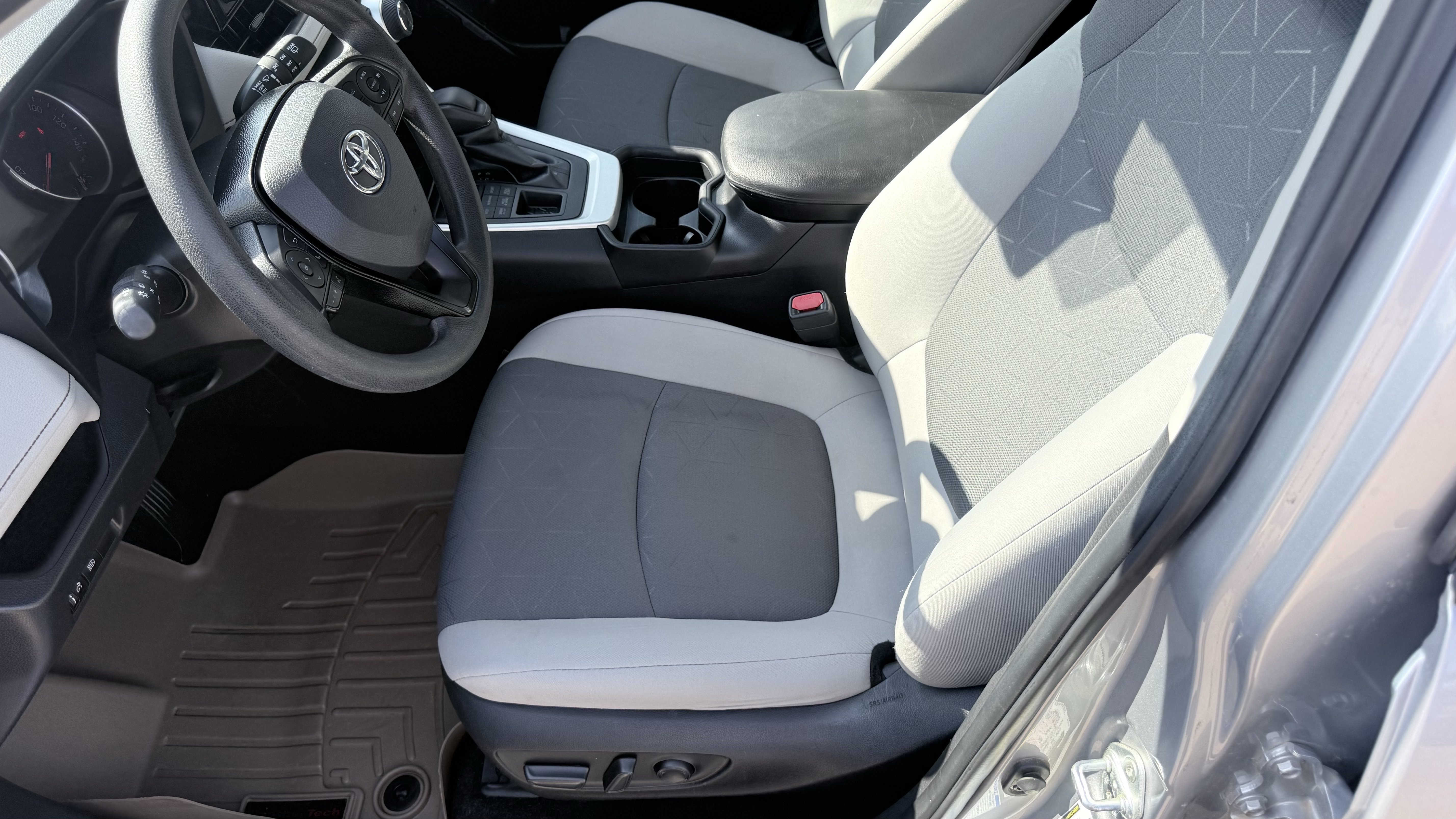 Used 2021 Toyota RAV4 XLE AWD/4WD image 19