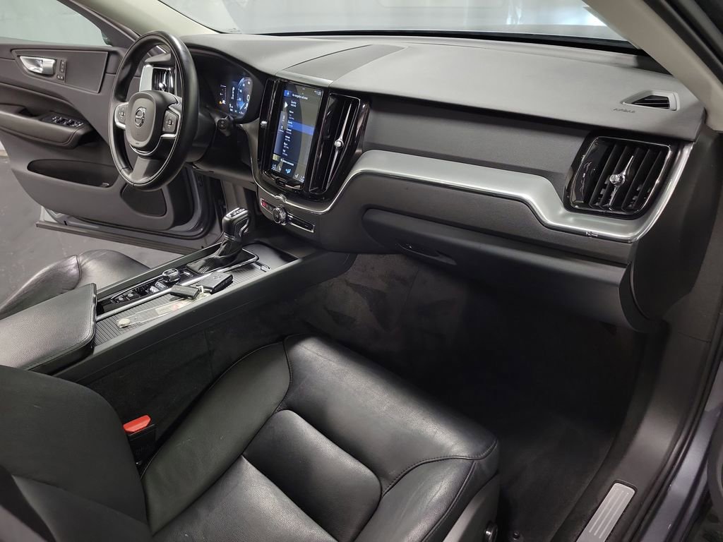 Used 2019 Volvo XC60 T5 Momentum w/ Premium Package image 23