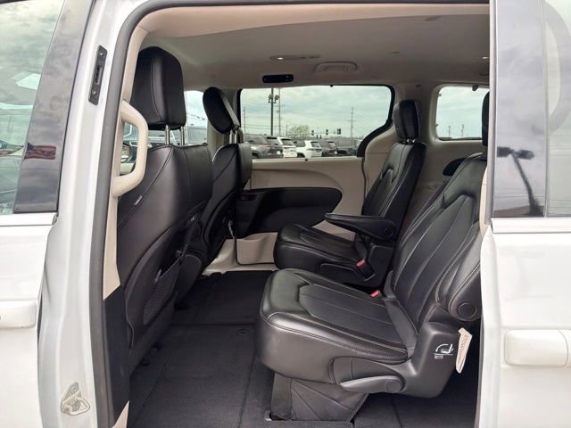 Used 2023 Chrysler Pacifica Touring-L image 21