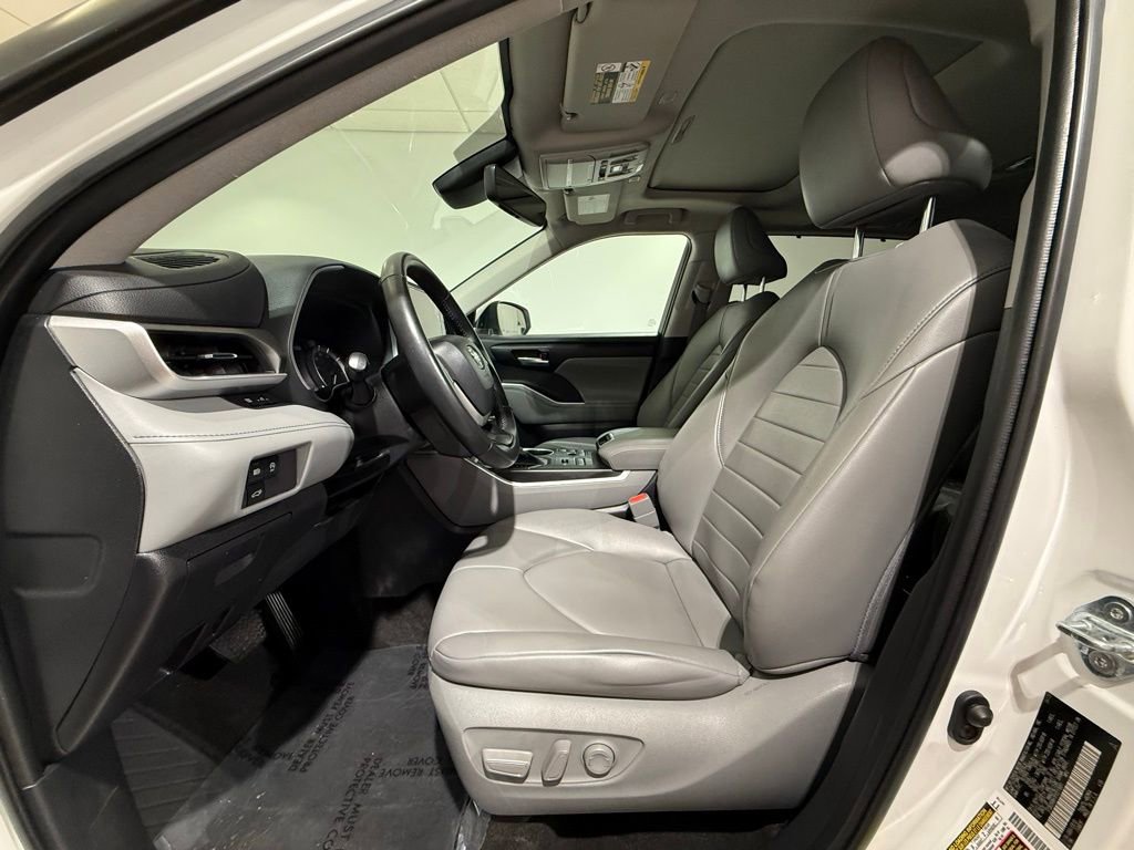 Used 2023 Toyota Highlander XLE AWD/4WD image 14
