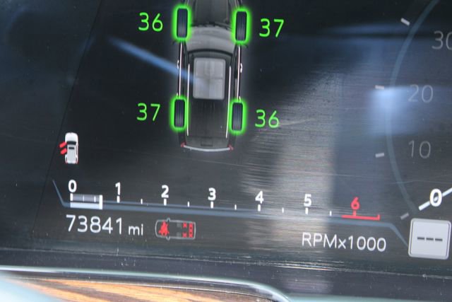 Used 2023 Cadillac Escalade Premium Luxury AWD/4WD image 23