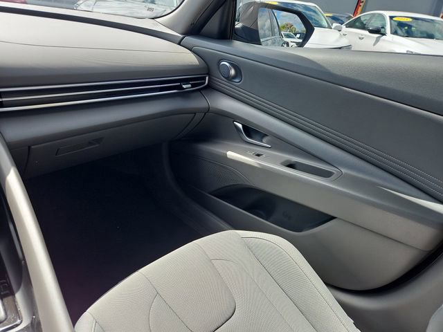 Used 2022 Hyundai Elantra SEL w/ Convenience + Premium Package FWD image 10