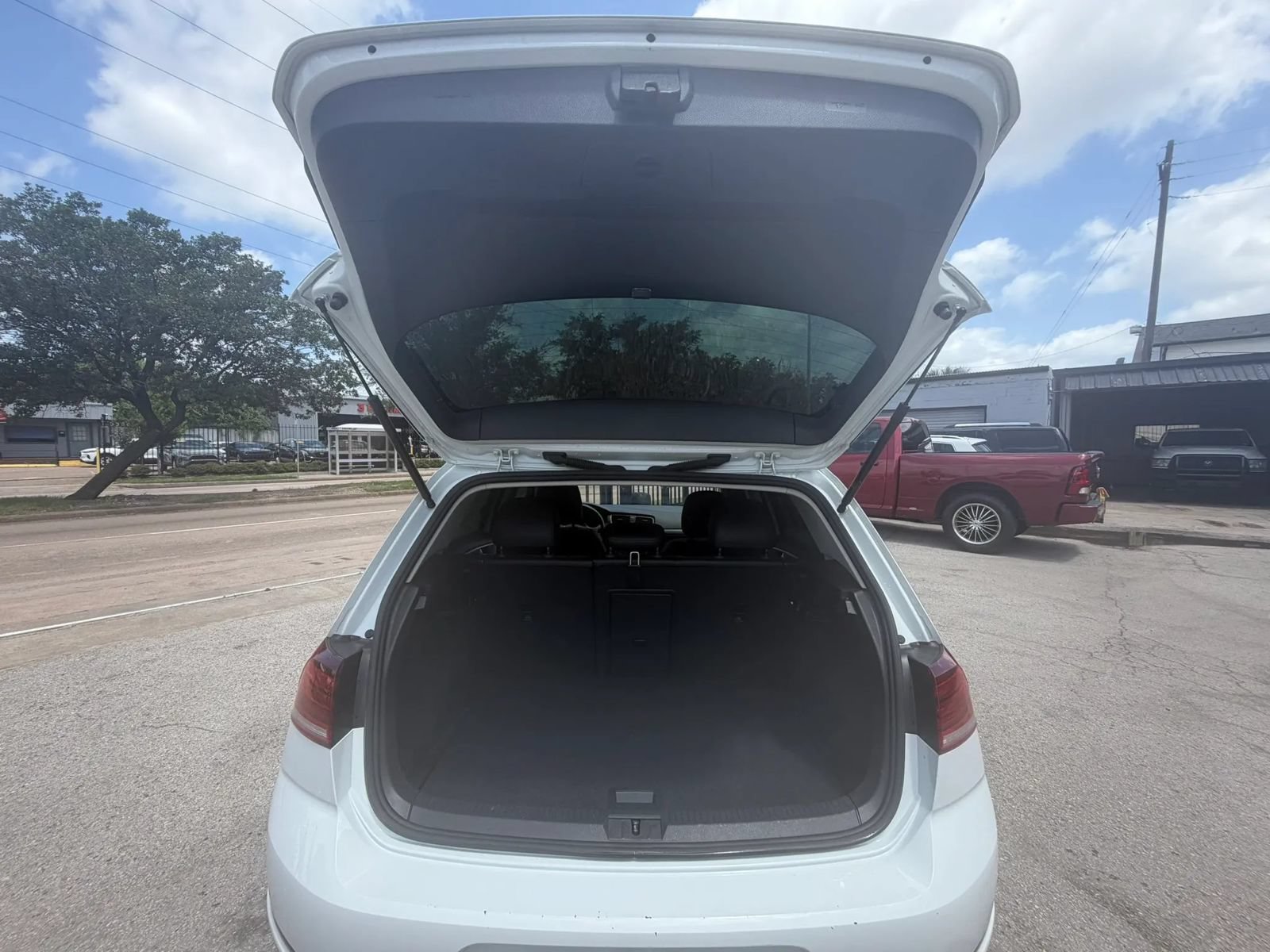 Used 2018 Volkswagen Golf SE FWD image 25